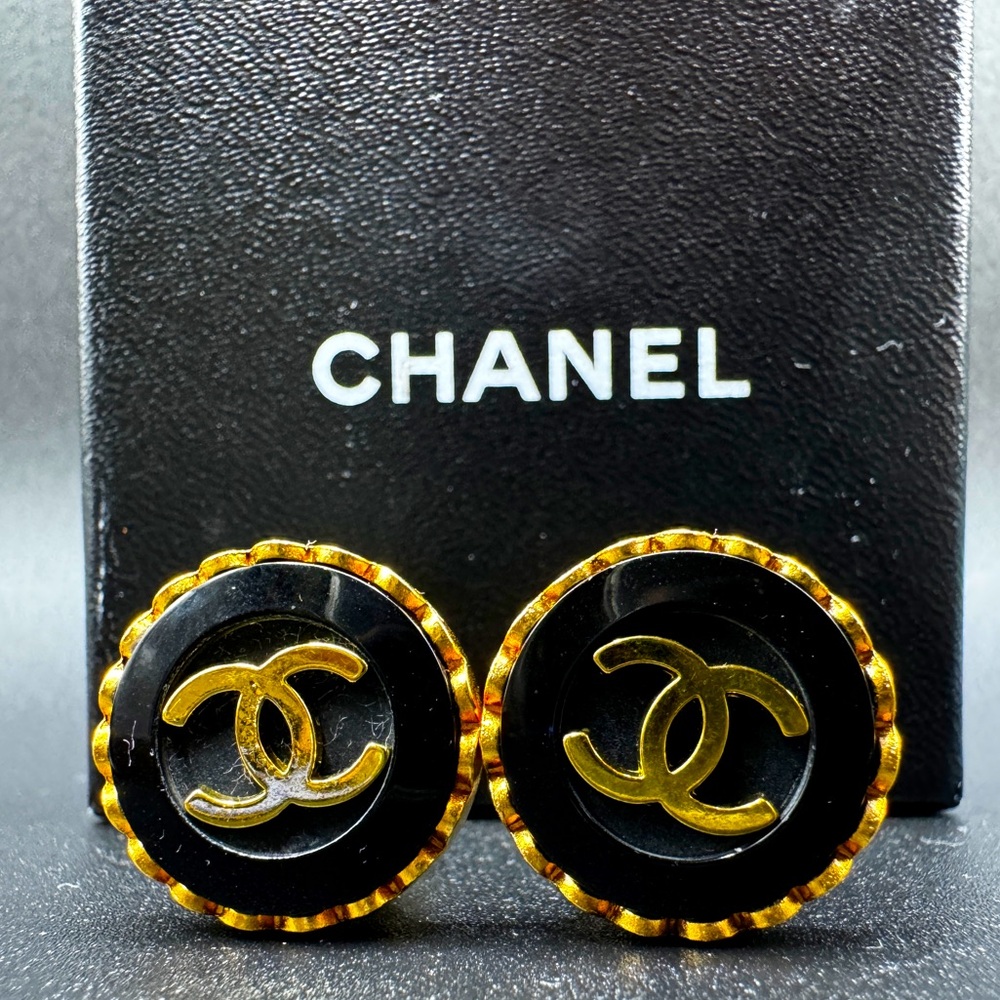 LOT 1486 24K gold plated CHANEL vintage clip on earrings black enamel CC